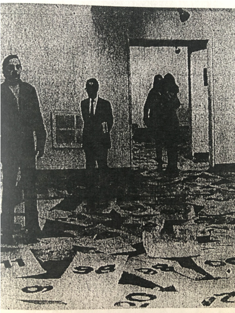 Figura 2. Las bolsas de Hectárea de heno dispuestas a lo largo de toda la galería. Imagen tomada de El Tiempo, 24 de noviembre de 1970, p. 29.